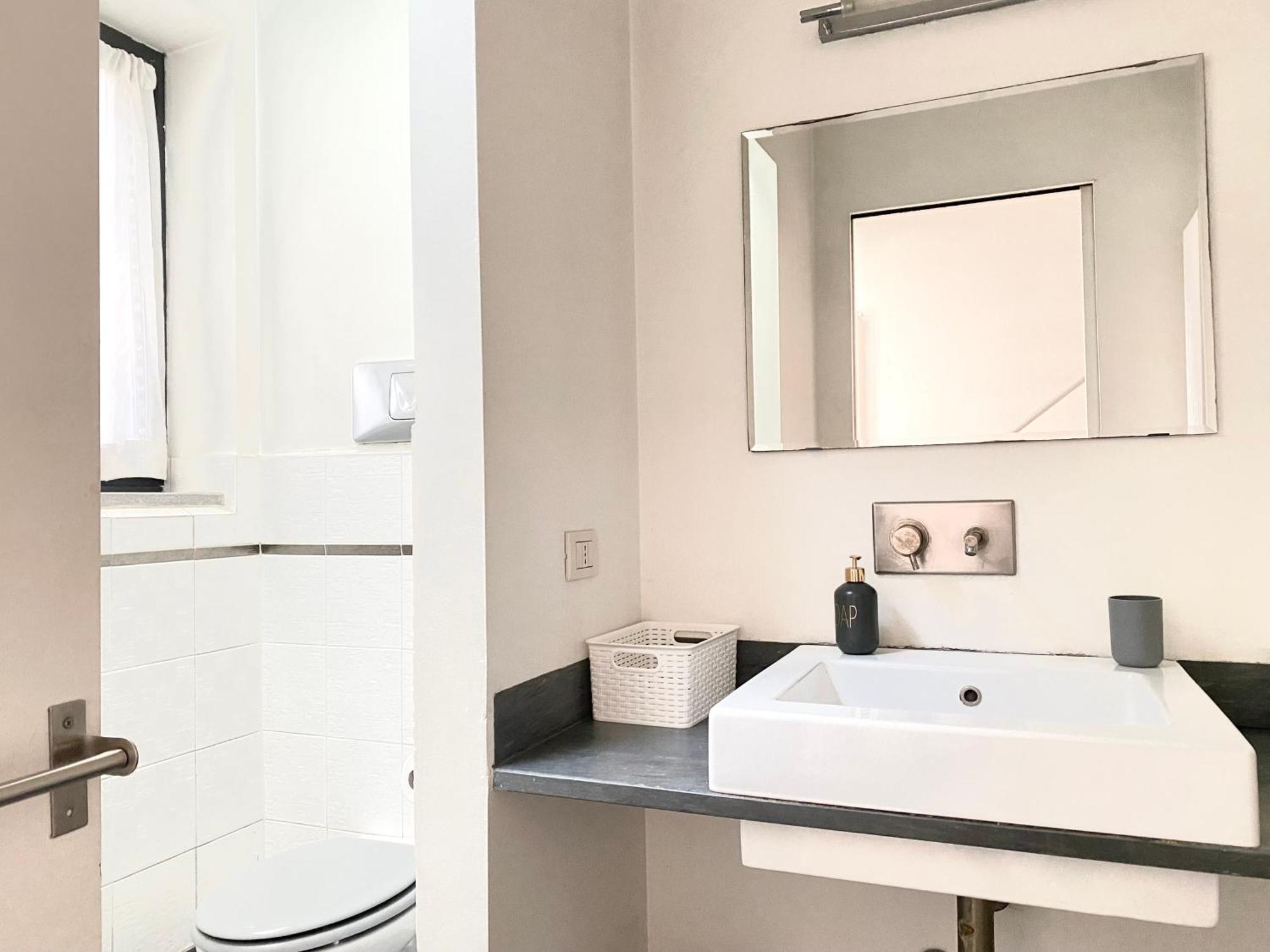 Sant Ambrogio Courtyard Room In Shared Flat Milan Bagian luar foto