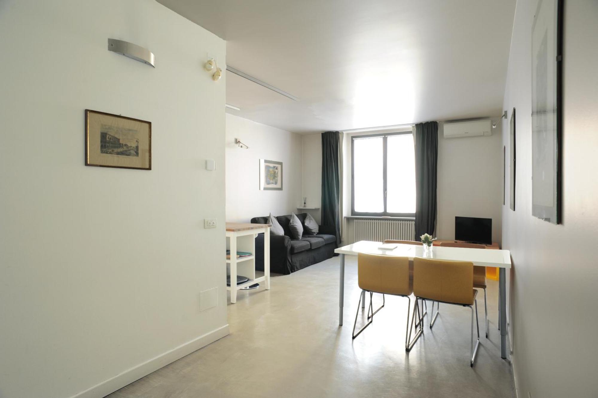 Sant Ambrogio Courtyard Room In Shared Flat Milan Bagian luar foto