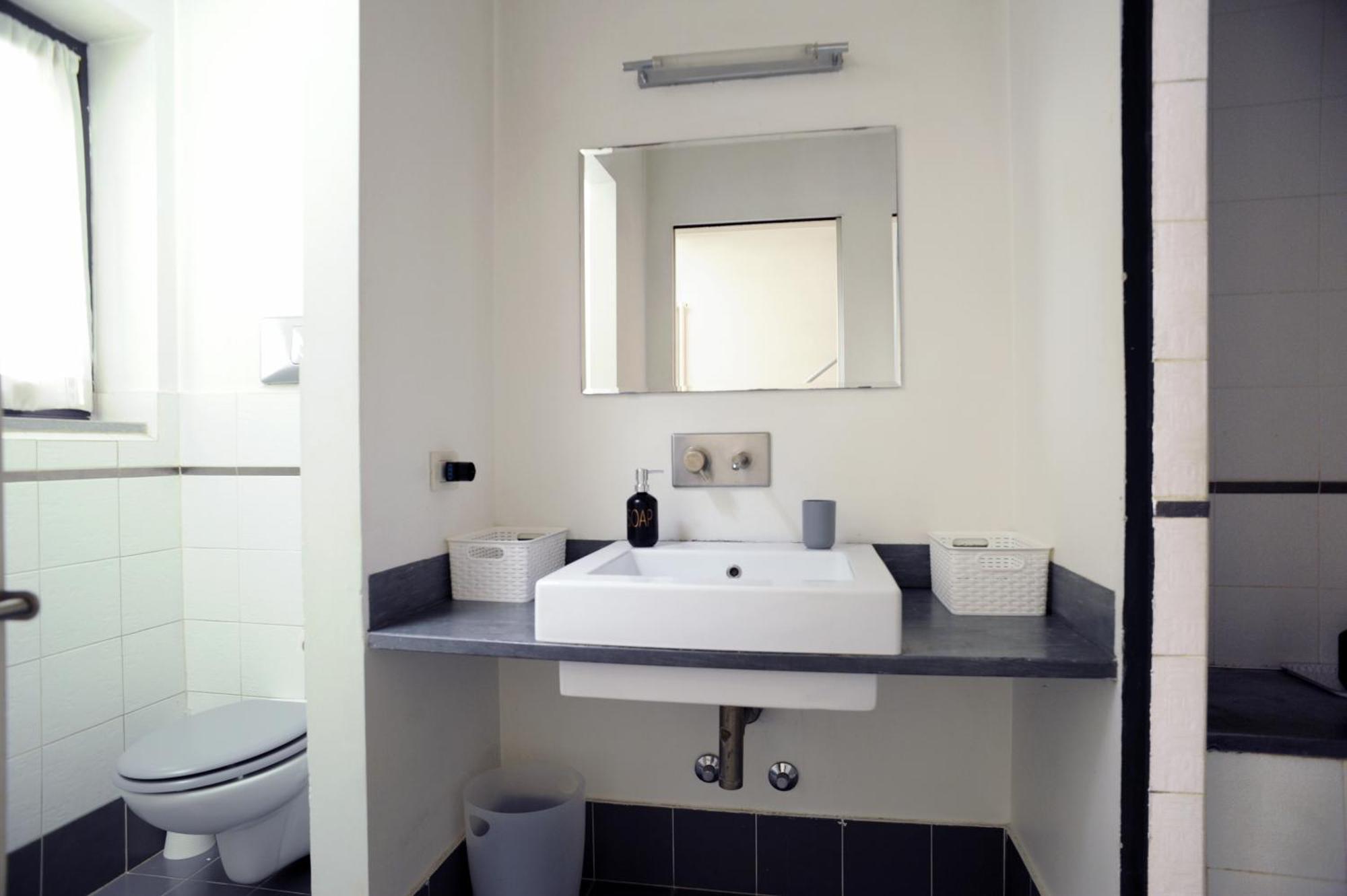 Sant Ambrogio Courtyard Room In Shared Flat Milan Bagian luar foto