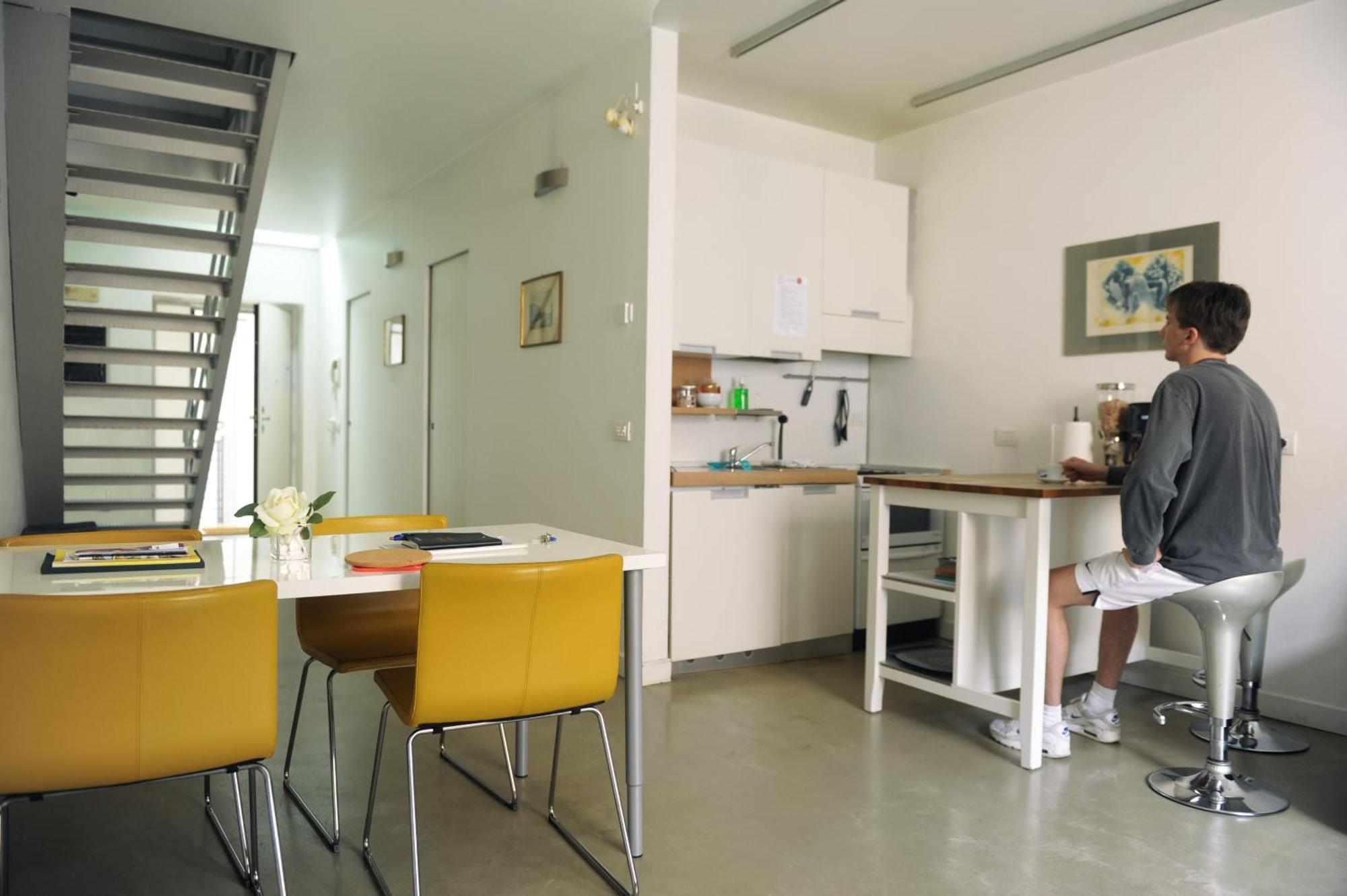 Sant Ambrogio Courtyard Room In Shared Flat Milan Bagian luar foto