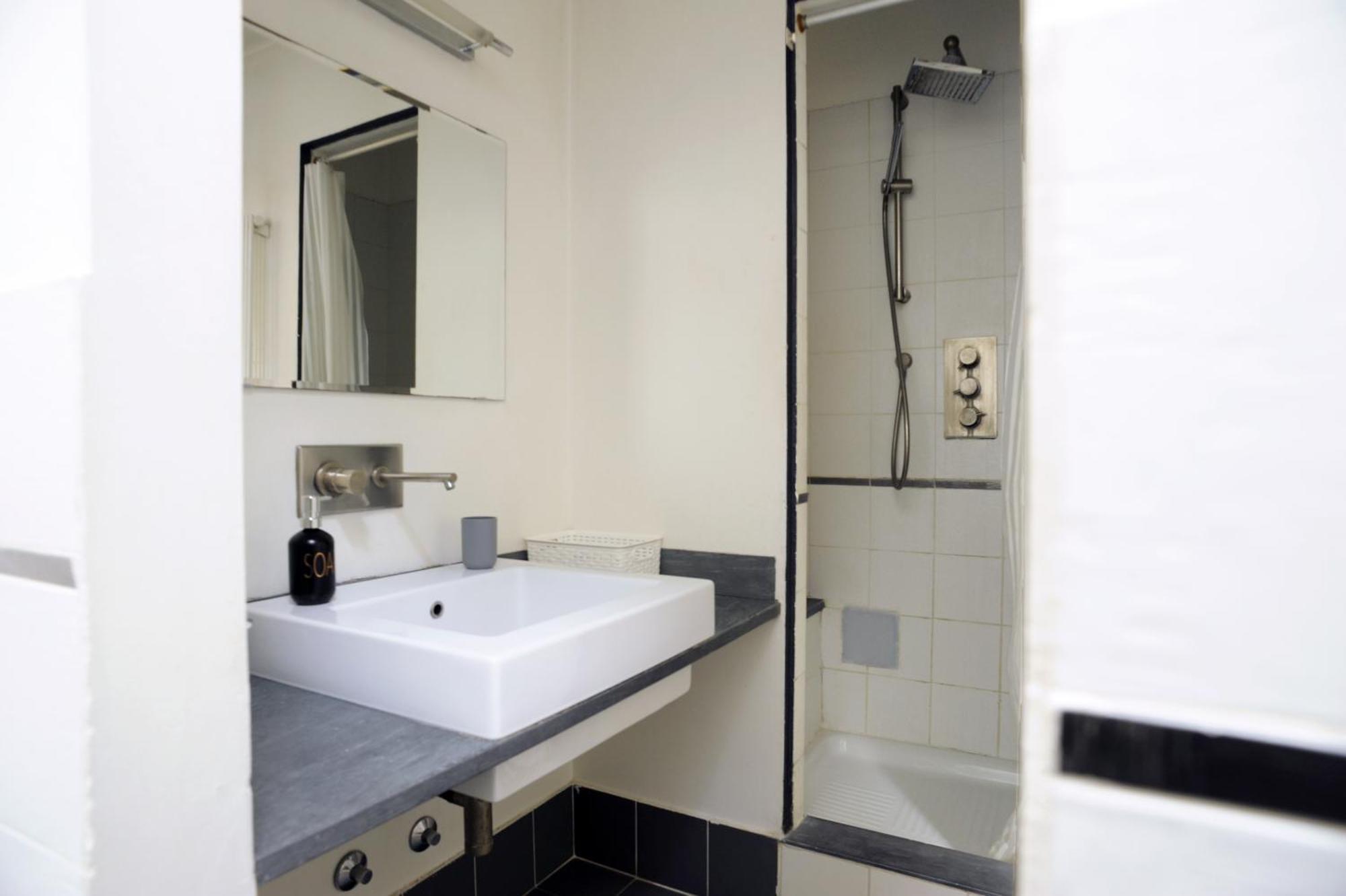 Sant Ambrogio Courtyard Room In Shared Flat Milan Bagian luar foto